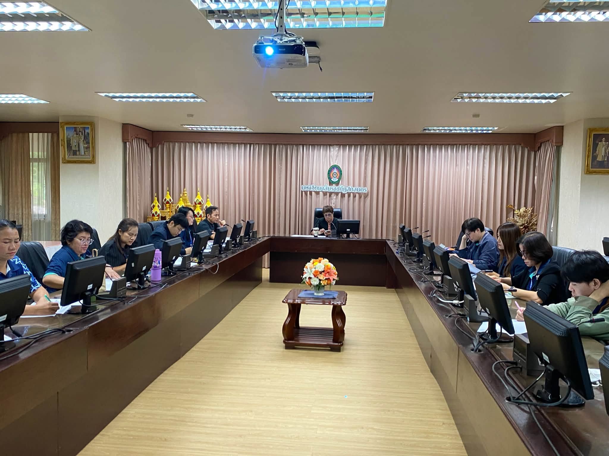 คณะพยาบาลศาสตร์ มหาวิทยาลัยราชภัฏสกลนคร จัดประชุมหารือร่วมกับสำนักส่งเสริมวิชาการและงานทะเบียน เพื่อเตรียมความพร้อมในการเปิดรับสมัครนักศึกษา หลักสูตรพยาบาลศาสตรบัณฑิต (หลักสูตรใหม่ พ.ศ. 2569) ประจำปีการศึกษา 2569 ในวันที่ 26 สิงหาคม 2569 ณ ห้องประชุมสรัสจันทร ชั้น 2 อาคาร 10 มหาวิทยาลัยราชภัฏสกลนคร โดยมี รองศาสตราจารย์ ดร.วรปภา อารีราษฎร์ รองอธิการบดี เป็นประธานในการประชุม เพื่อกำหนดแนวทางการรับสมัครและการคัดเลือกนักศึกษาให้เป็นไปด้วยความเรียบร้อยและมีประสิทธิภาพ