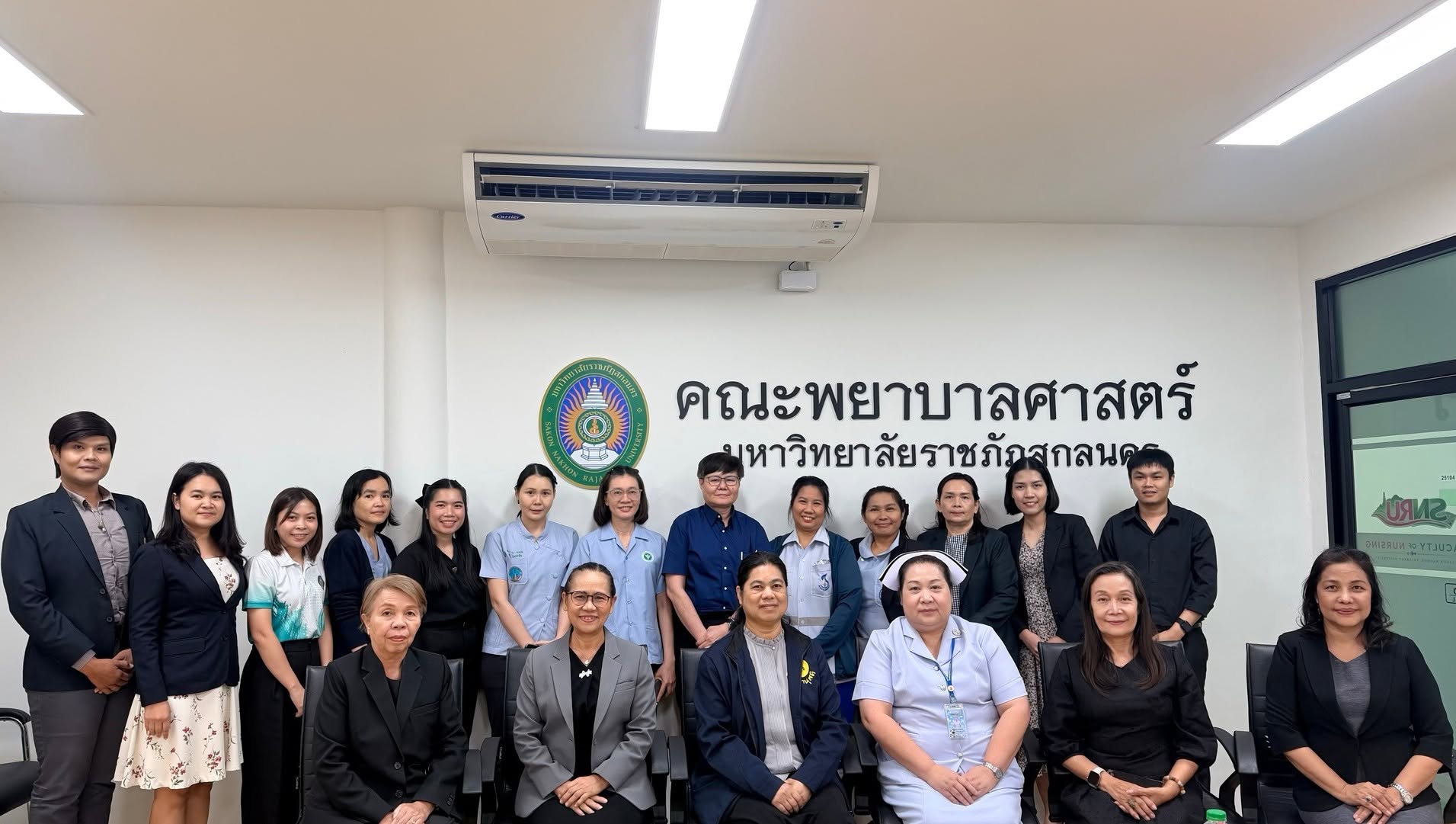 เมื่อวันที่ 6 ตุลาคม 2569 ณ ห้องประชุมดอกปีบ อาคารคณะพยาบาลศาสตร์ มรสน. งานอนามัยและสุขาภิบาล ร่วมกับคณะอนุกรรมการฝ่ายการแพทย์และพยาบาล 🏥 ได้จัดประชุมร่วมกับผู้แทนจากหน่วยงานเครือข่าย ได้แก่ โรงพยาบาลสกลนคร สำนักงานสาธารณสุขจังหวัดสกลนคร องค์การบริหารส่วนจังหวัดสกลนคร และเทศบาลนครสกลนคร โดยมี ผู้ช่วยศาสตราจารย์ ดร.พรทิพย์ อนันตกุล คณบดีคณะพยาบาลศาสตร์ เป็นประธานเปิดการประชุม